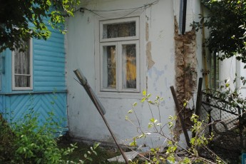 На Волині автівка протаранила огорожу та врізалась в будинок ФОТО