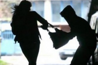 У Нововолинську посеред вулиці пограбували дівчину