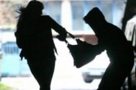 У Нововолинську посеред вулиці пограбували дівчину
