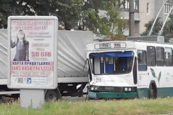 Аварія в Луцьку: тролейбус врізався у вантажівку ФОТО
