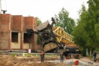 Будівельний кран у Луцьку впав через п’яного водія ВІДЕО