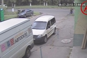 У Луцьку автівка на швидкості збила чоловіка ВІДЕО