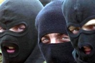 Рейдерське захоплення у Шацьку. Люди в балаклавах влаштували стрілянину