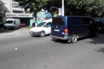 Мікроавтобус влаштував у центрі Луцька потрійну аварію ФОТО