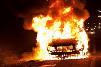В Івано-Франківську біля райвідділу спалили міліцейські автівки