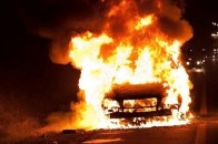 В Івано-Франківську біля райвідділу спалили міліцейські автівки