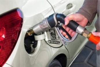 На українських заправках стрімко дорожчає автогаз