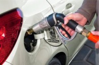На українських заправках стрімко дорожчає автогаз