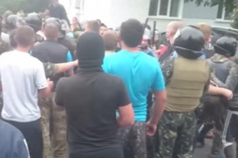 На Рівненщині - сутички між бурштинокопачами та силовиками ВІДЕО