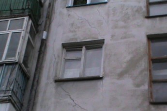 Багатоповерхівка у княжому місті Волині розколюється просто на очах ФОТО