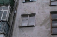 Багатоповерхівка у княжому місті Волині розколюється просто на очах ФОТО