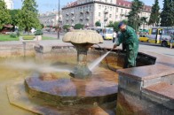 Нехлюї перетворюють луцькі фонтани на смітники ФОТО