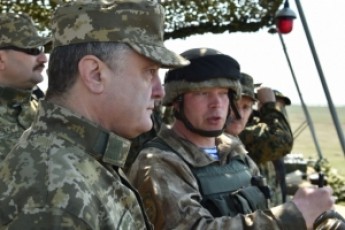 Cуд відмовився зобов'язати Порошенка оголосити воєнний стан