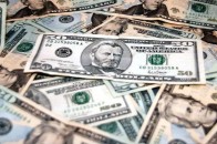 На Рівненщині намагалися втюхати банку 2 тисячі фальшивих доларів