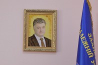 Очільник волинської міліції прикрасив свій кабінет бурштиновим портретом Порошенка ОНОВЛЕНО