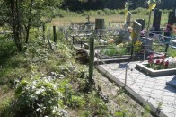 Розшукали вандала, який поглумився над кладовищем біля Луцька