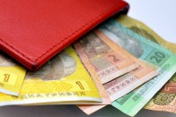 Зарплати українців хочуть обкласти додатковим податком