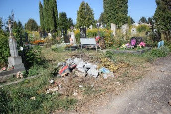 Кладовище поблизу Луцька: засміченість та відсутність благоустрою ФОТО