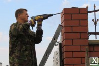 У Луцьку атошники розбирають паркан депутатів ФОТО