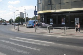 У Луцьку пішохідний перехід впирається просто в огорожу ФОТО