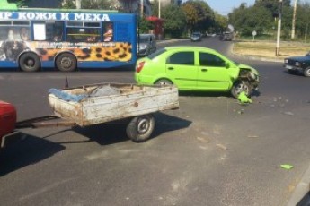 Аварія у Луцьку: легковик протаранив причеп ФОТО