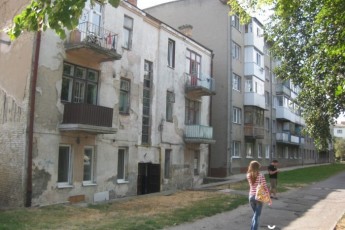 У центрі Луцька люди живуть без каналізації та туалету ФОТО
