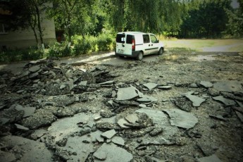 У Луцьку дорожники «розбомбили» асфальт навколо припаркованої машини ФОТО