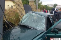 У Луцьку авто протаранило ворота приватної садиби