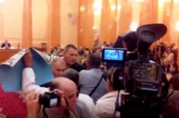 В Одеській міськраді влаштували бійку через Росію ВІДЕО