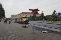 Як в Луцьку кладуть асфальт у дощ
