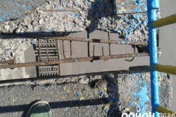 Дірки на луцькому мосту замість ремонту накрили бетонними плитами ФОТО