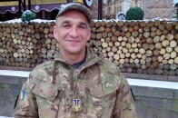 Поранений айдарівець з Волині малює ікони, щоб допомогти іншим
