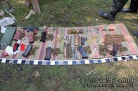 Правоохоронці показали арсенал зброї, який знайшли на обійсті волинянина. ФОТО
