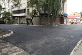 У дворі мера з Волині перед виборами поклали новий асфальт ФОТО