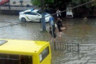 Львів затопило: поліцейські переносять жінок на руках