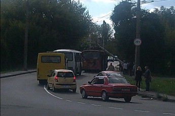 У Луцьку електроопора впала на тролейбус. ФОТО ОНОВЛЕНО