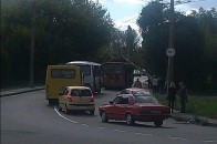 У Луцьку електроопора впала на тролейбус. ФОТО ОНОВЛЕНО