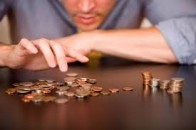Українцям знову хочуть урізати зарплати