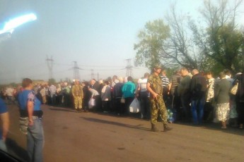 На виїзді з «ДНР» під Майорськом зростає черга - ЗМІ ФОТО