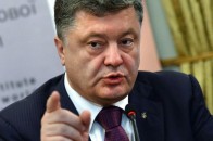 Порошенко відповів на петиції про зброю та автомобілі