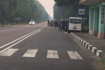 Заїжджі бурштинокопачі готуються перекрити на Маневиччині трасу