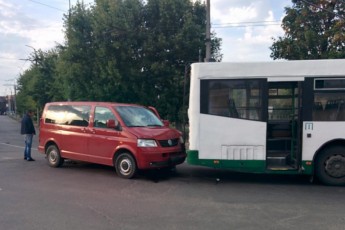 Аварія в Луцьку: мікроавтобус зіткнувся з тролейбусом. ФОТО