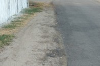 На луцькій вулиці дорогу зробили, а про тротуар забули. ФОТО