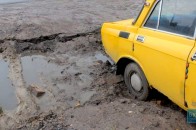 Після ремонту дороги на Волині автомобіль опинився у проваллі. ВІДЕО