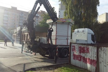 У Луцьку продовжують зносити незаконні споруди. ФОТО