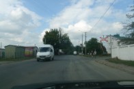 Лучани просять прибрати з дороги лишній знак. ФОТО