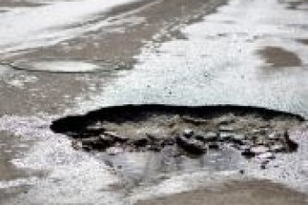 В Раді запропонували не штрафувати водіїв на «розбитих» дорогах