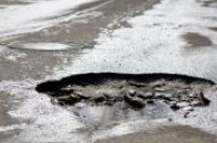 В Раді запропонували не штрафувати водіїв на «розбитих» дорогах