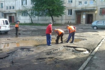 Як у місті на Волині асфальт кладуть просто в калюжі. ФОТО