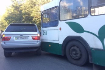 Аварія у Луцьку: зіткнулися позашляховик та тролейбус. ФОТО
